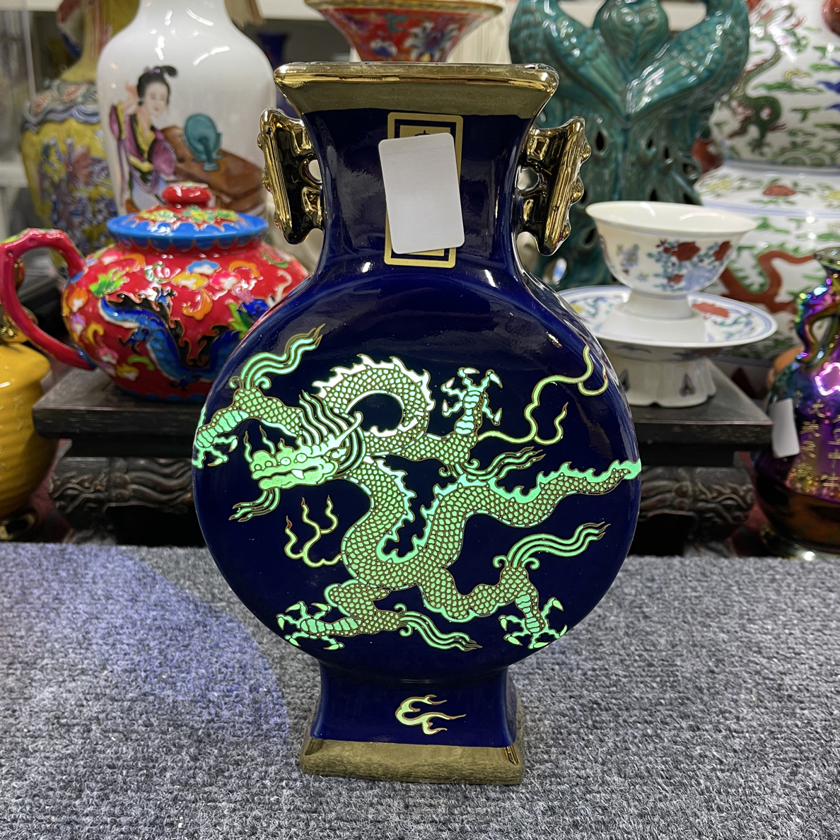 霁蓝釉金包瓷夜光龙纹抱月赏瓶