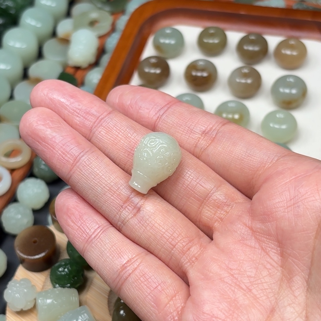 至***怡和田玉未镶嵌颈饰