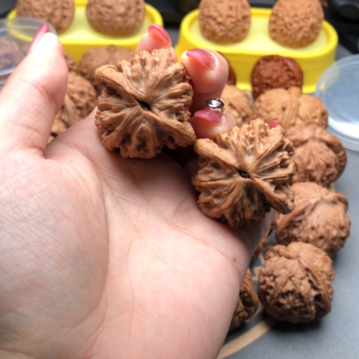 张***.文玩核桃把件39虎头，打底不退不换