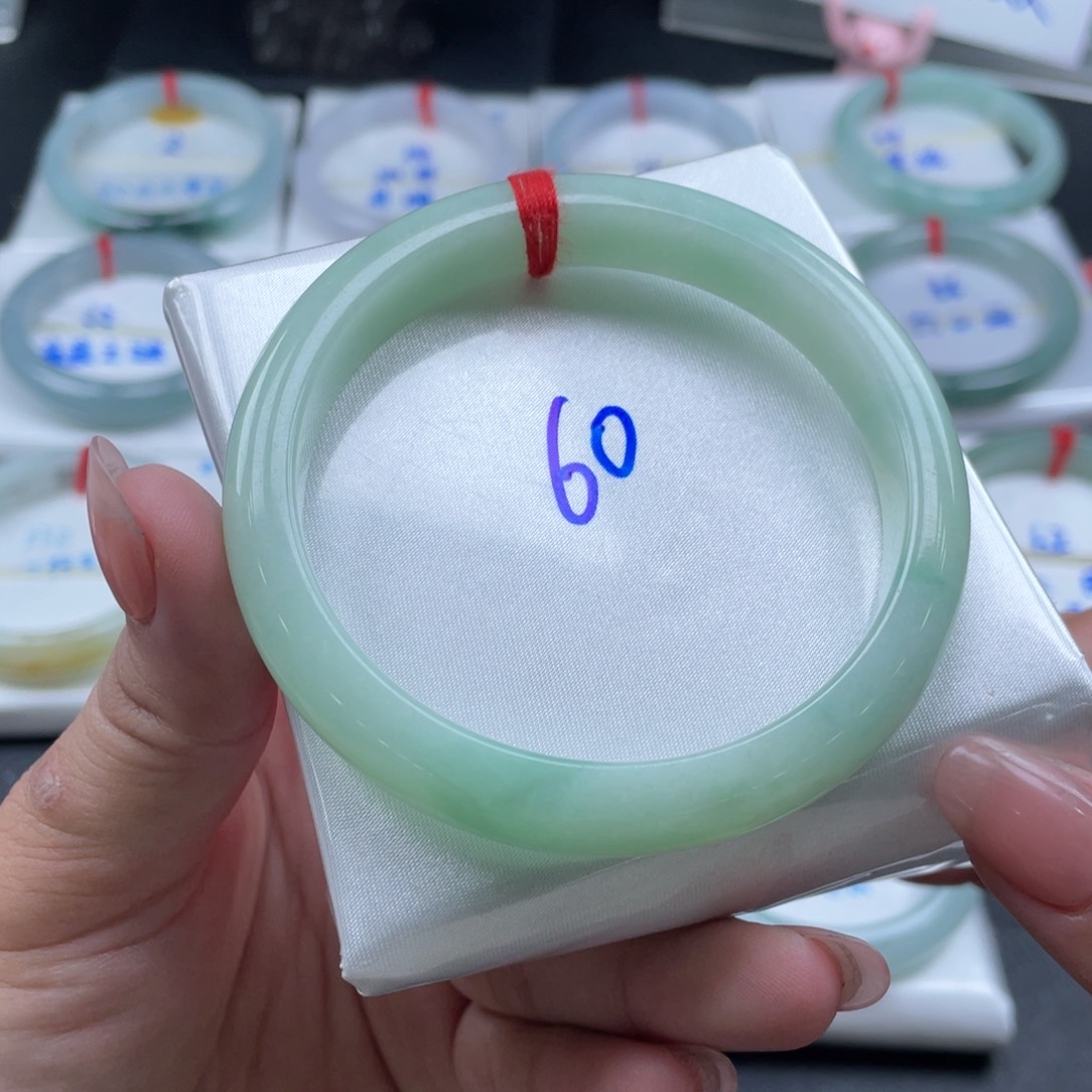翡翠手镯未镶嵌葡萄肉60.5