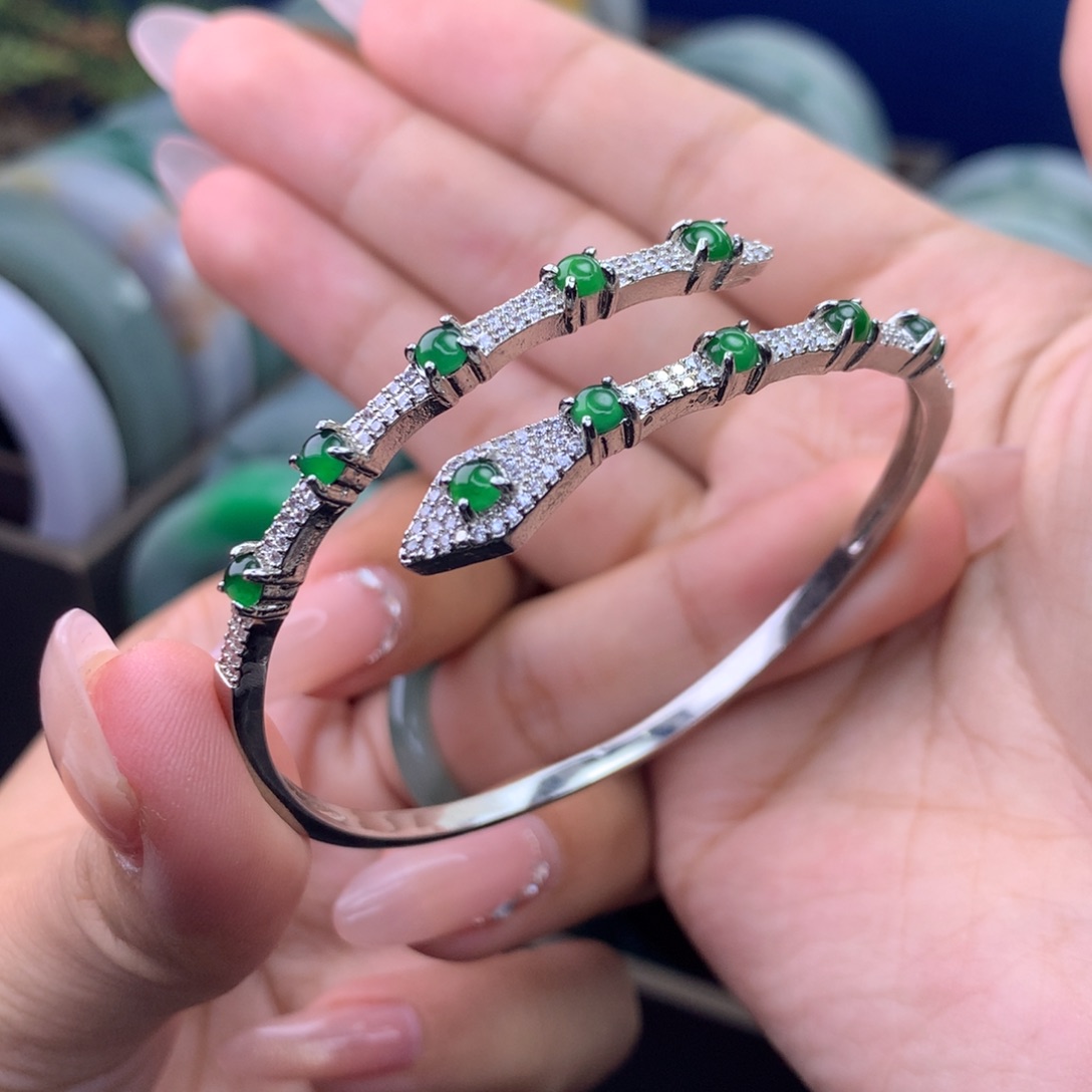 翡翠未镶嵌挂件开口镯