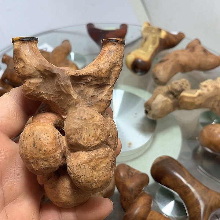 小***弓木雕艺术品的制作方法和工艺都是非常