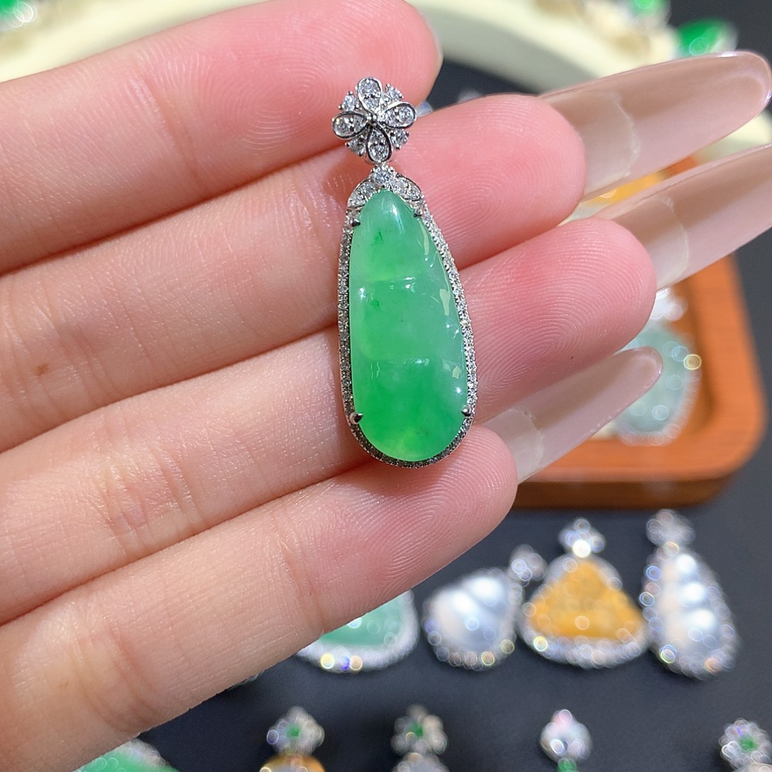 翡翠18K金镶嵌颈饰甜阳绿福豆