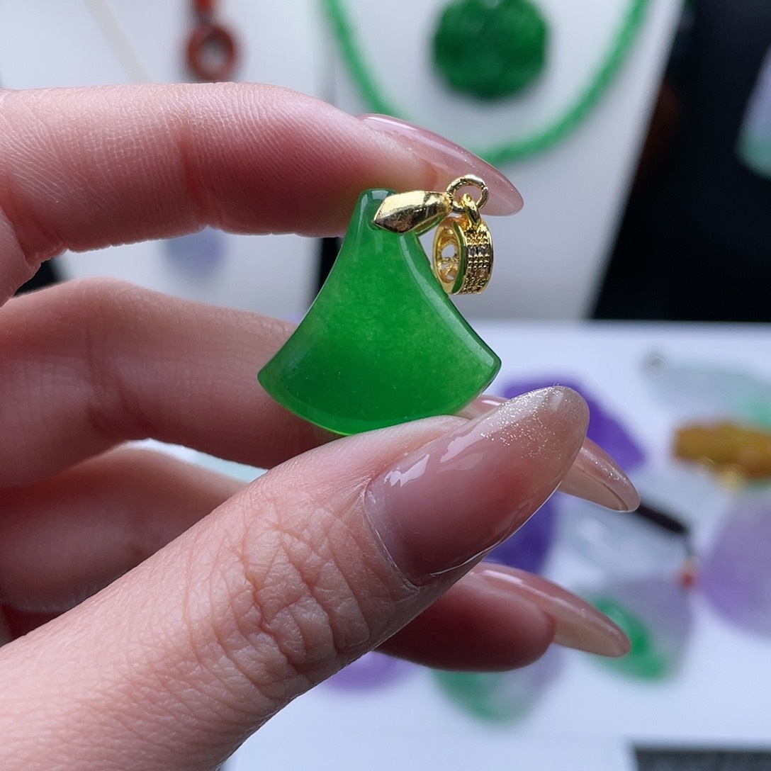 翡翠吊坠(赠链)未镶嵌