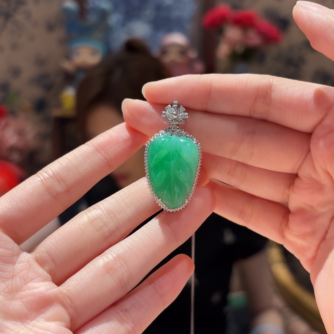 翡翠吊坠(赠链)18K金镶嵌吊坠