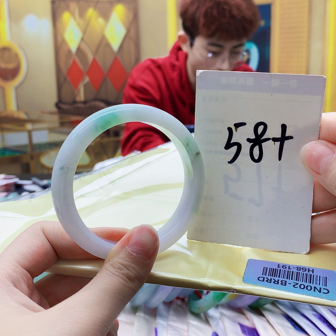 翡翠未镶嵌手镯900……