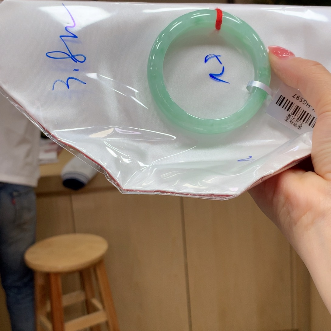 翡翠手镯未镶嵌不退不换