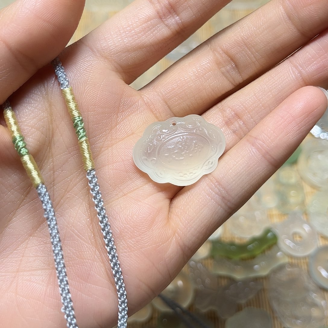 清***笑蛇纹石玉未镶嵌颈饰