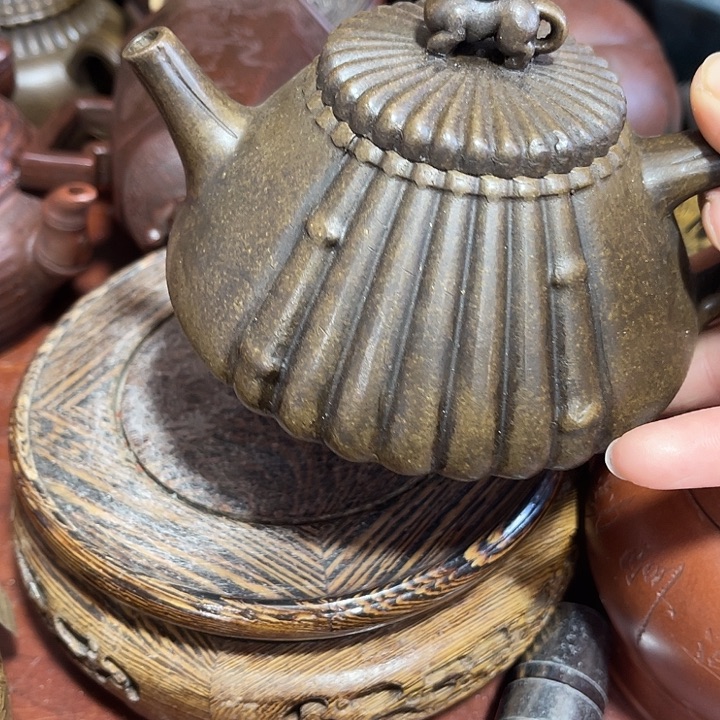 紫砂茶壶原矿泥料，手工制作的一把紫砂壶。