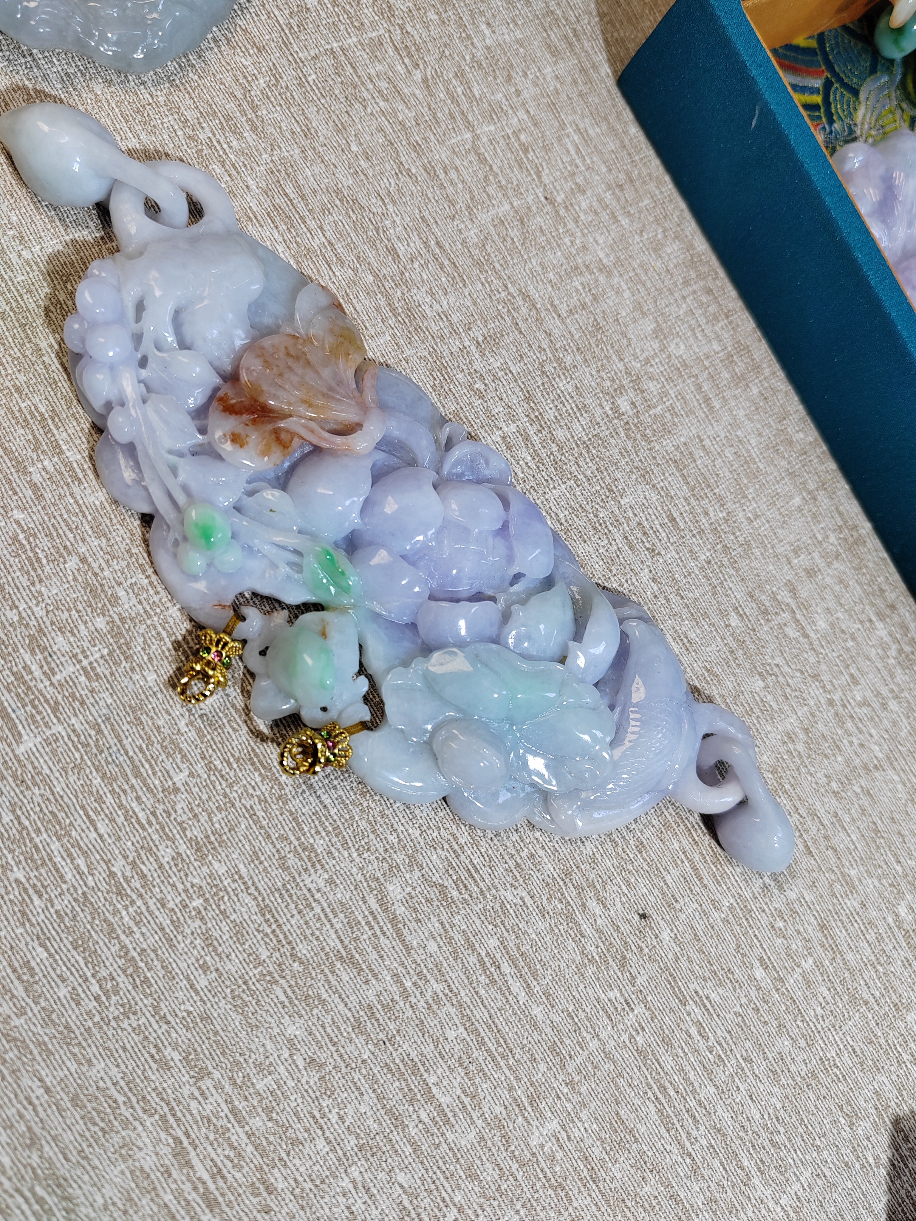 翡翠春彩大弯弯吊坠