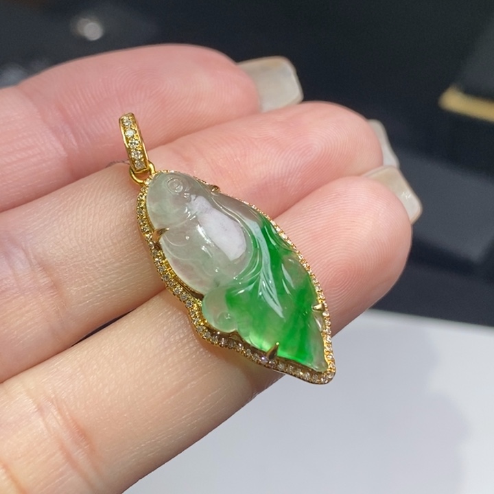 翡翠18K金镶嵌颈饰金鱼小滴溜 