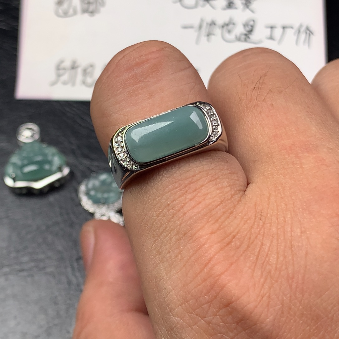 颈饰未镶嵌翡翠马鞍戒指