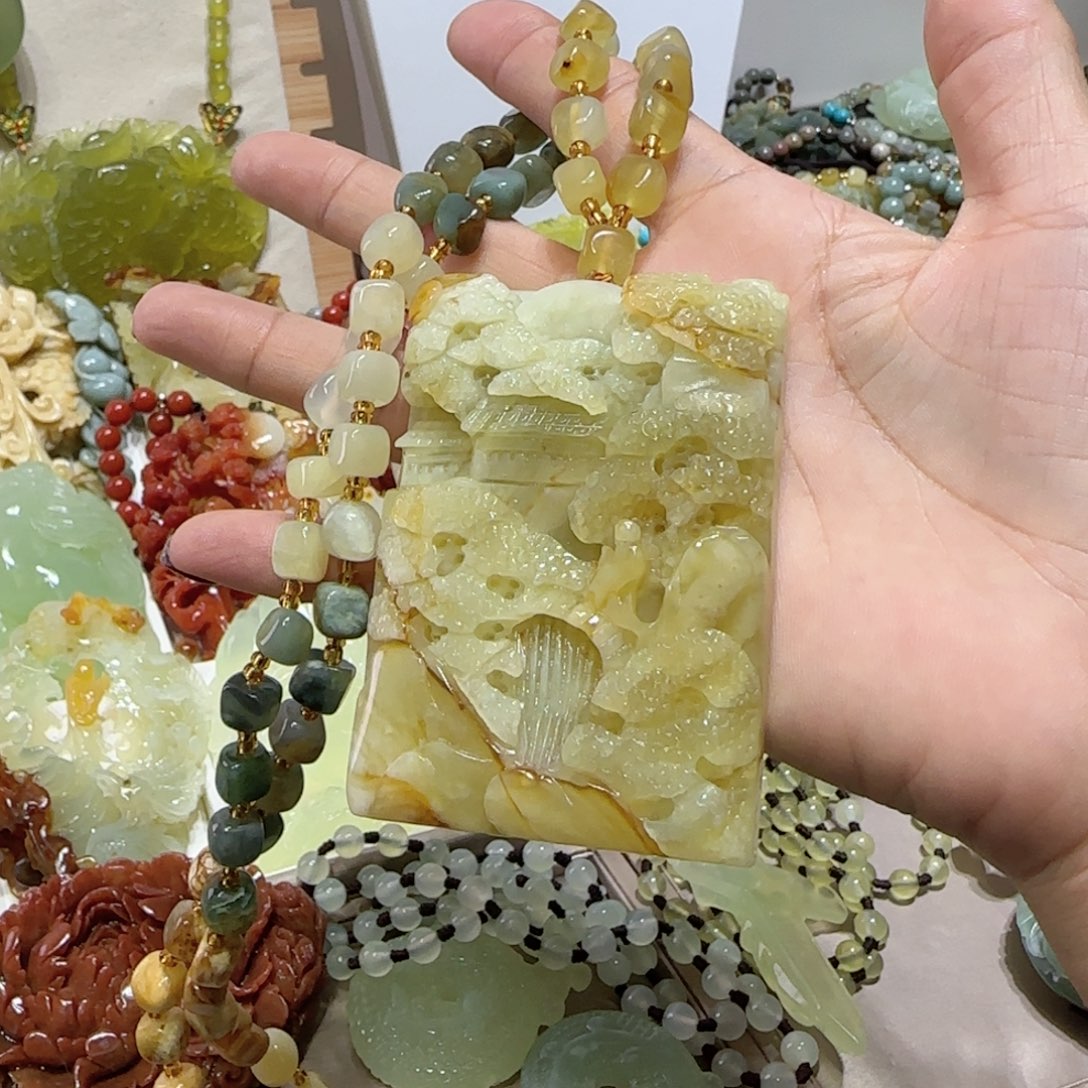 未镶嵌蛇纹石玉吊坠