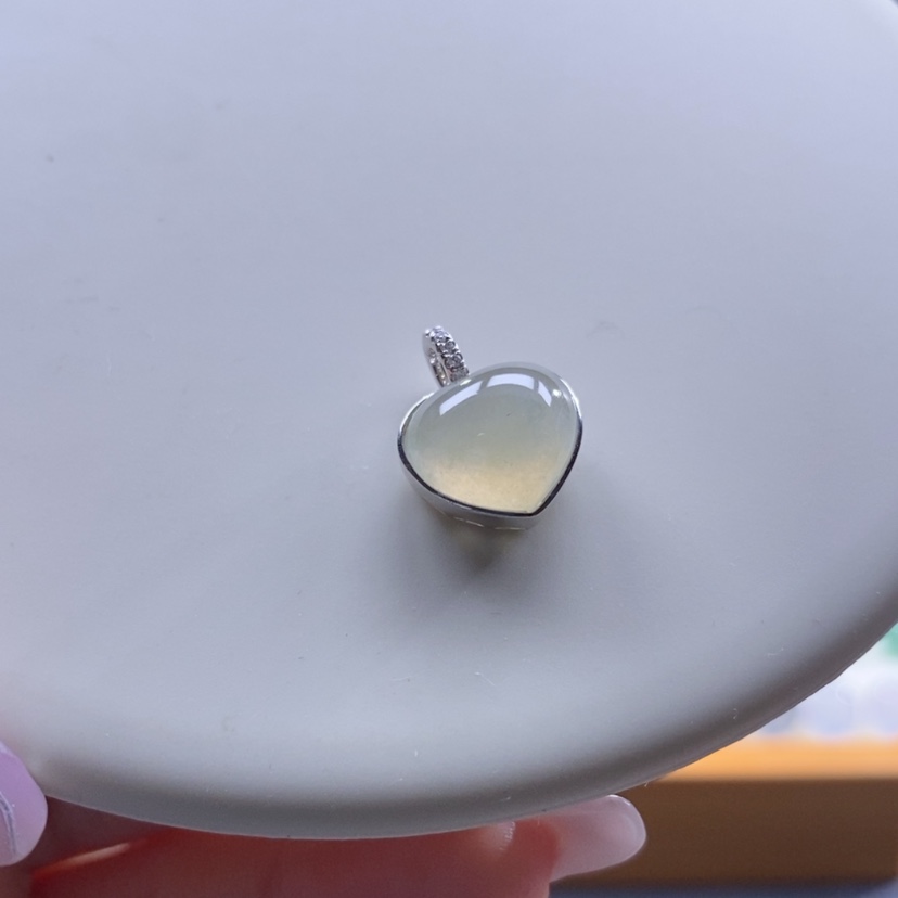 【闪购商品】翡翠吊坠(不含链)18K金镶嵌翡翠冰黄爱心吊坠