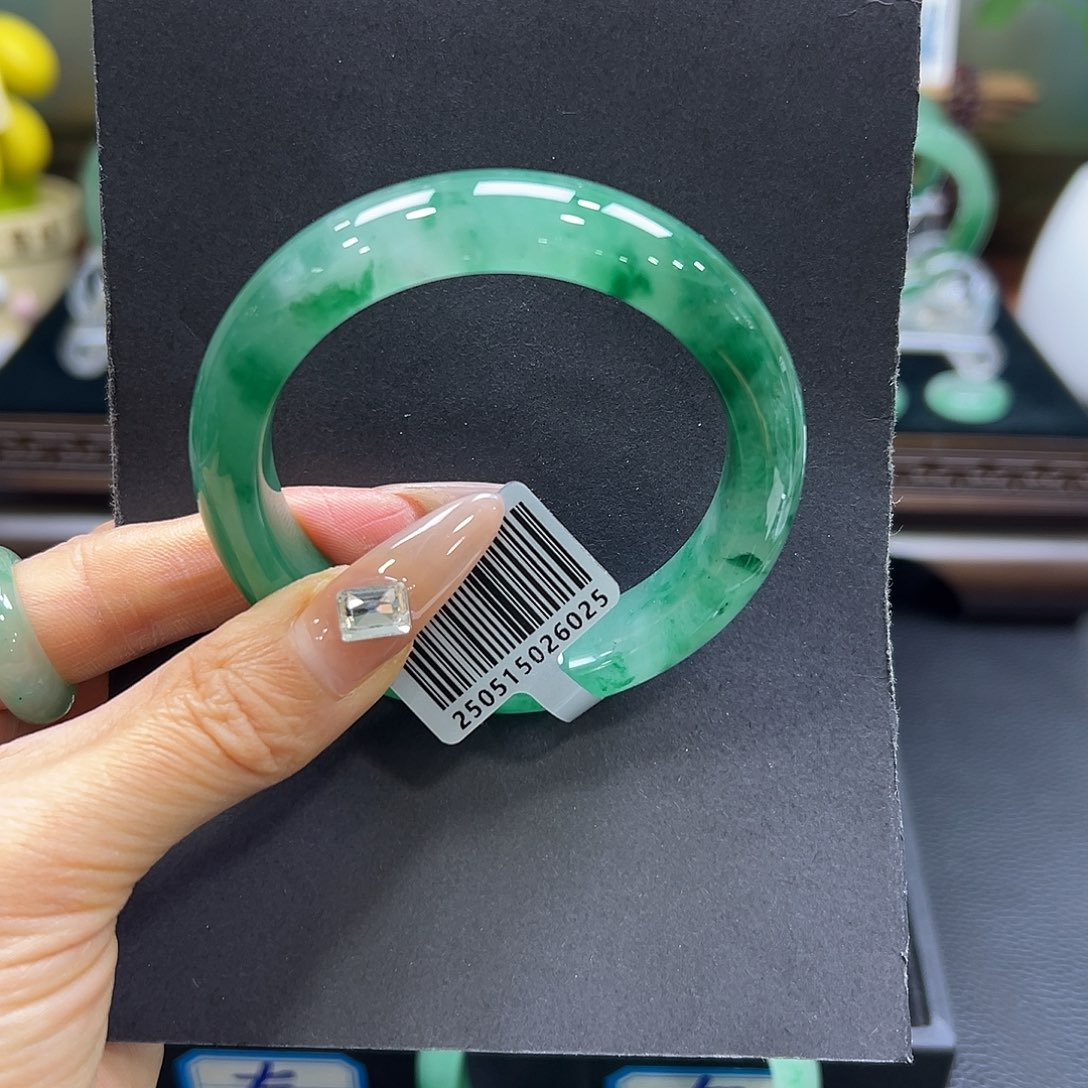 张***…石英质玉（非洲翠）未镶嵌手镯