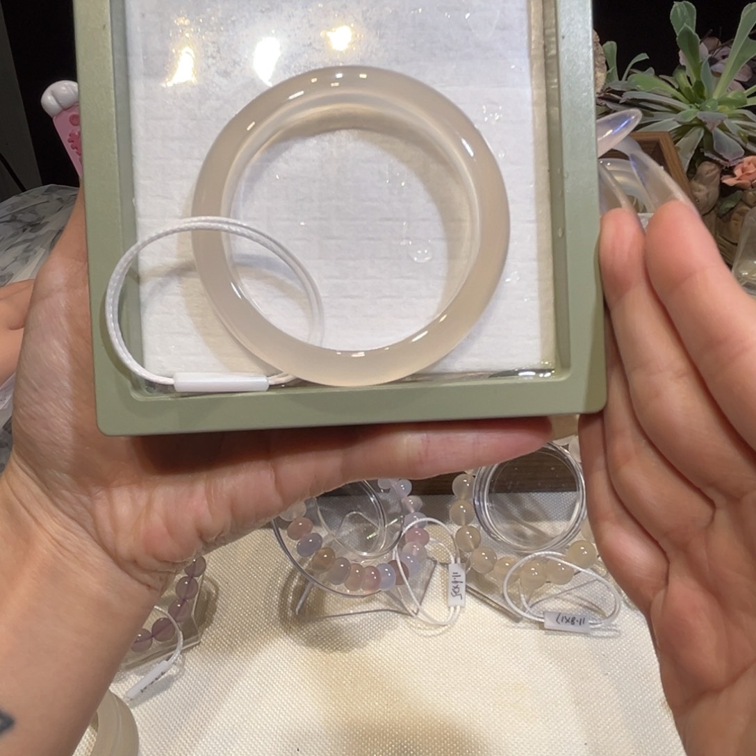 别***劳玛瑙/玉髓未镶嵌手镯