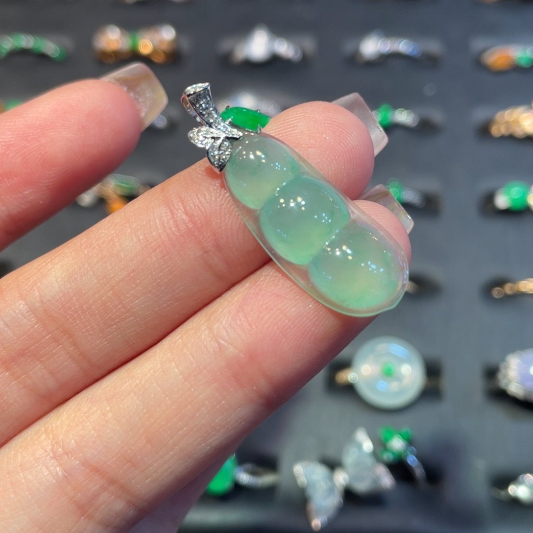 翡翠18K金镶嵌颈饰豆子