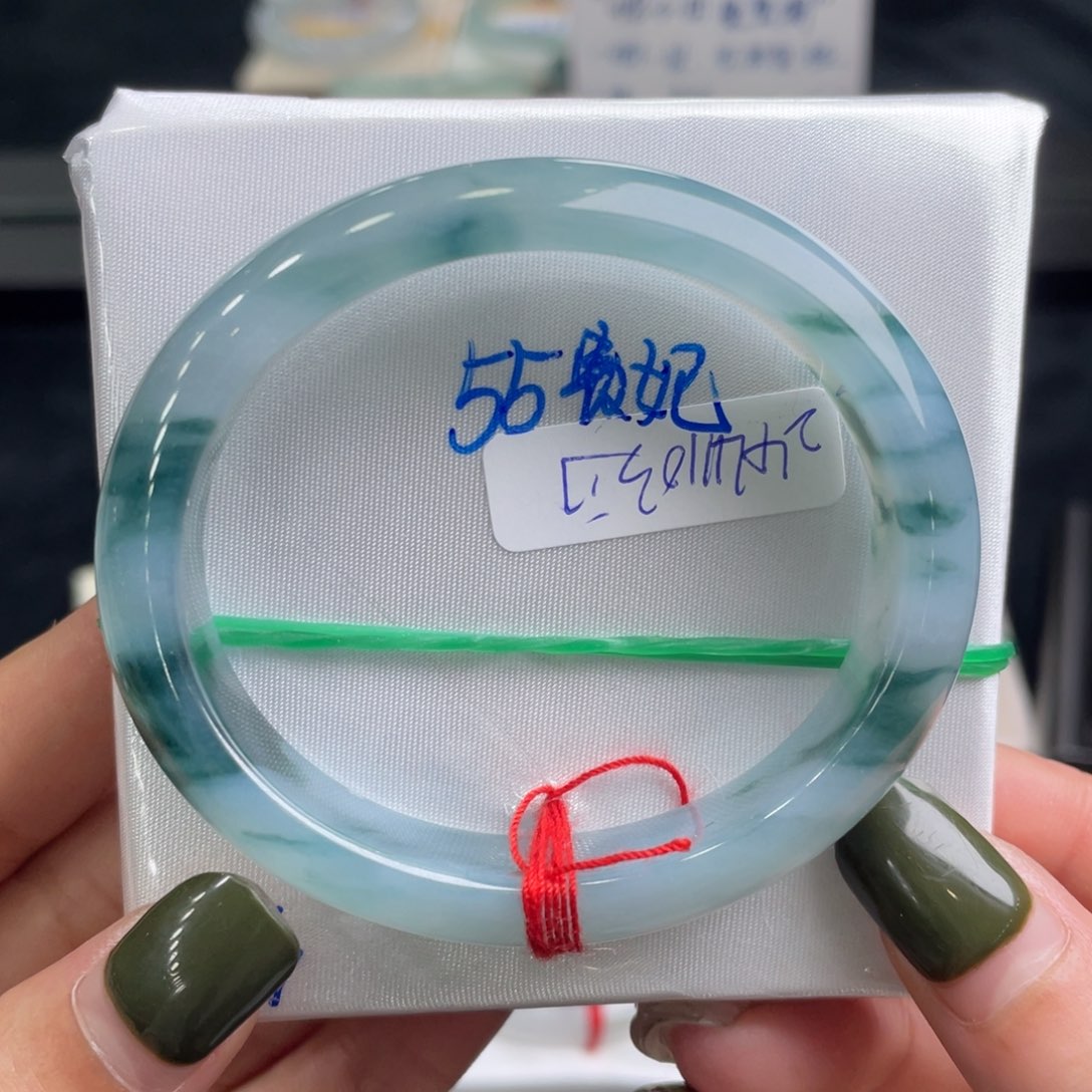 翡翠手镯未镶嵌翡翠手镯