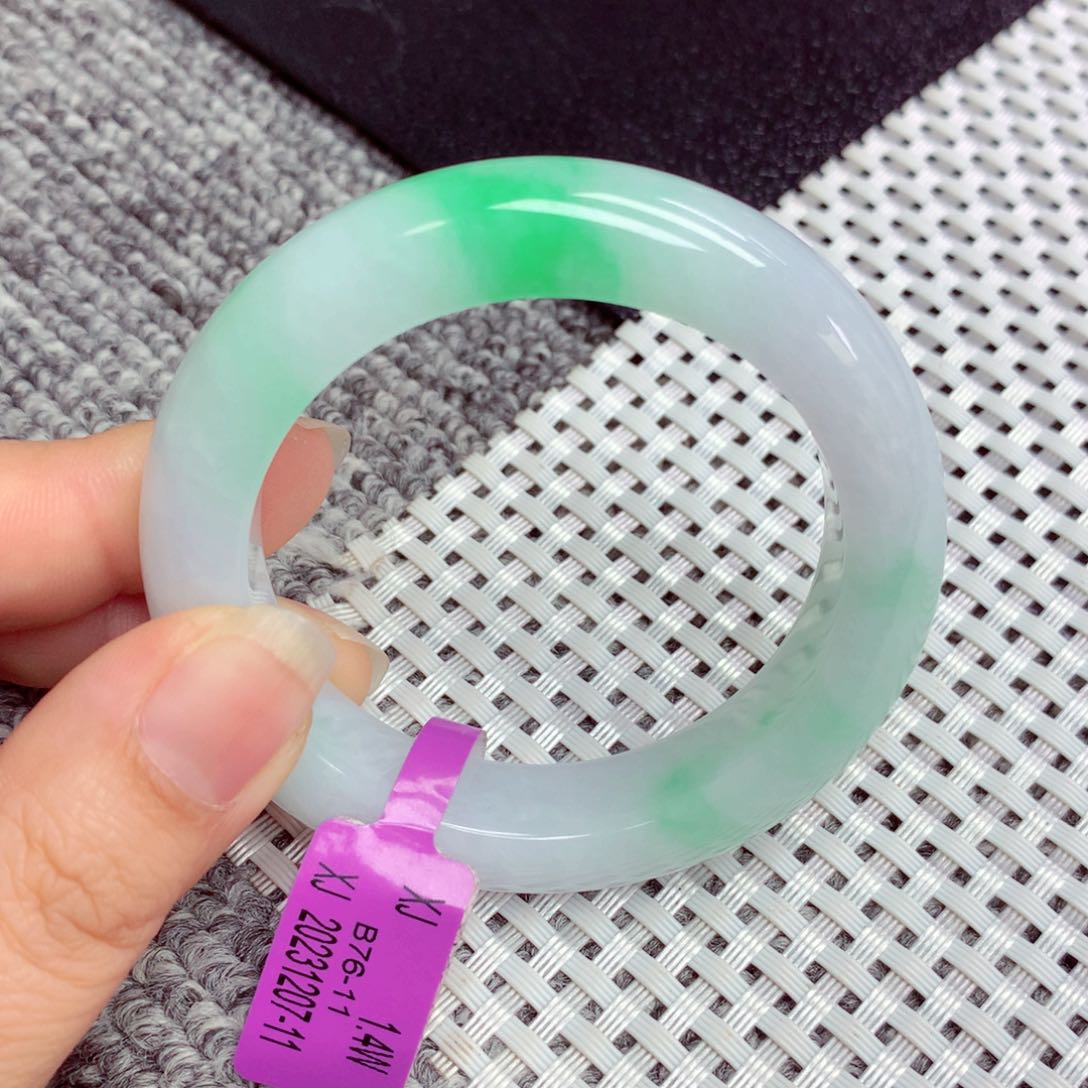 翡翠手镯未镶嵌缅甸