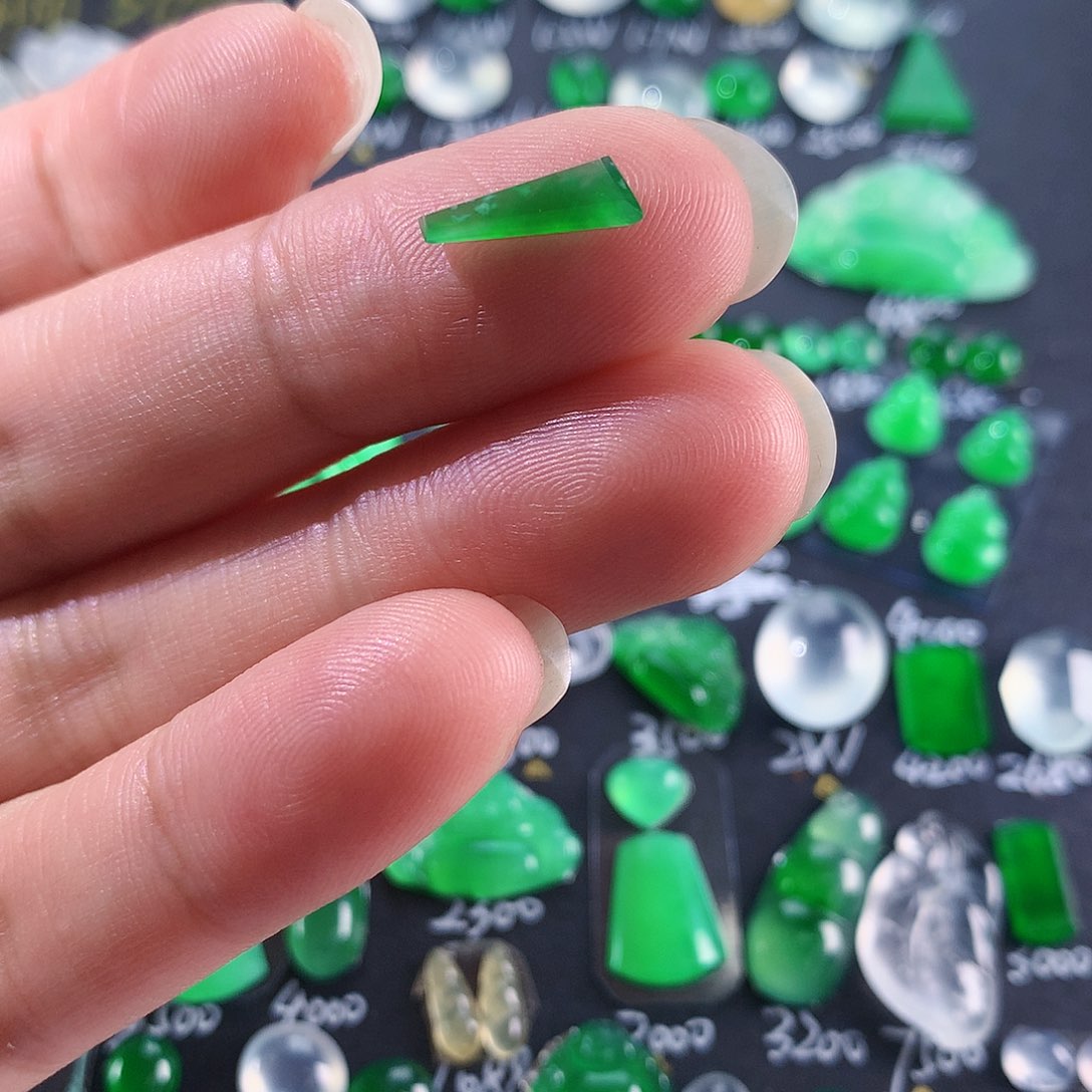 翡翠颈饰未镶嵌天然翡翠高冰切割