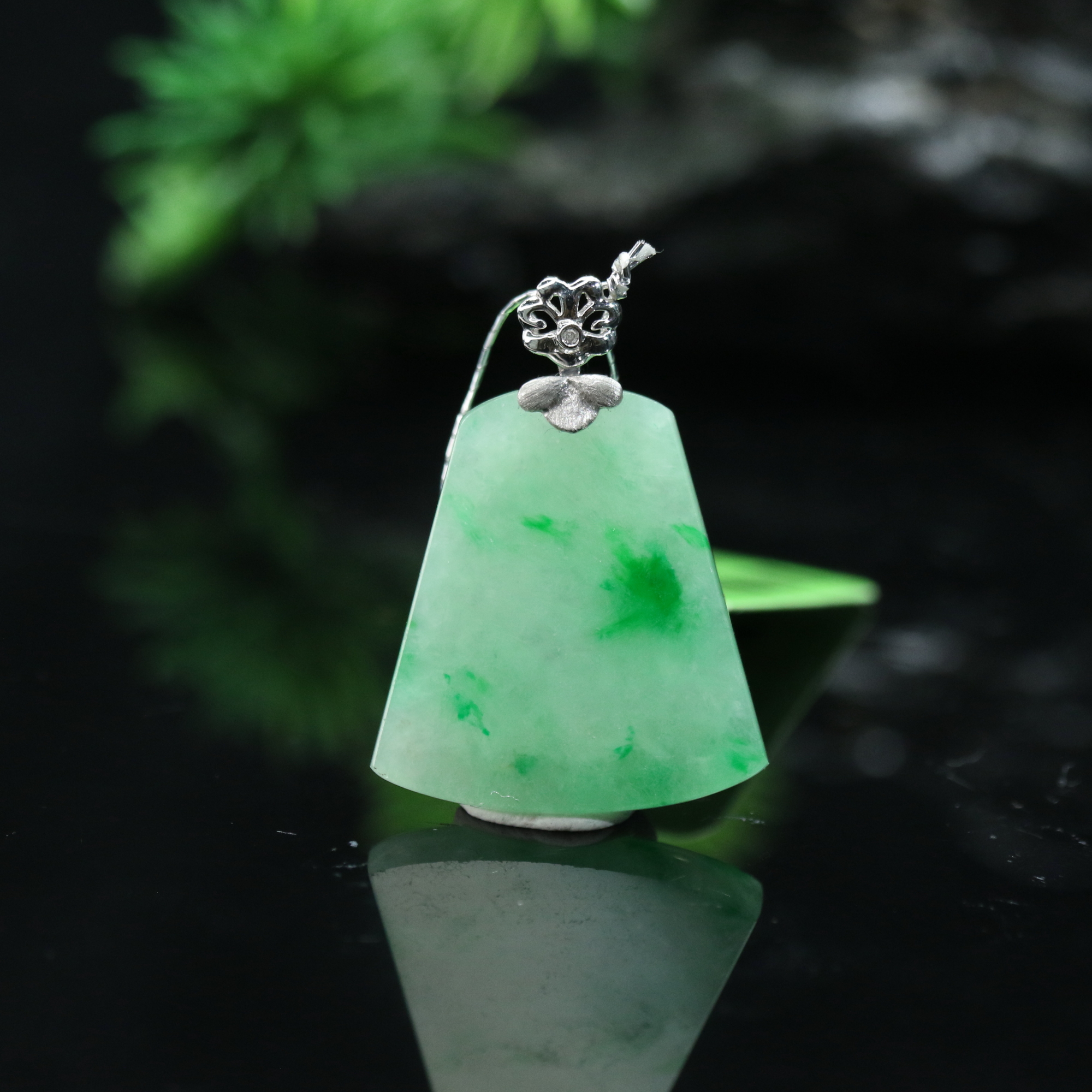 12天然缅甸翡翠A货18k飘花无事牌吊坠/701703/上海嘉禾拍卖