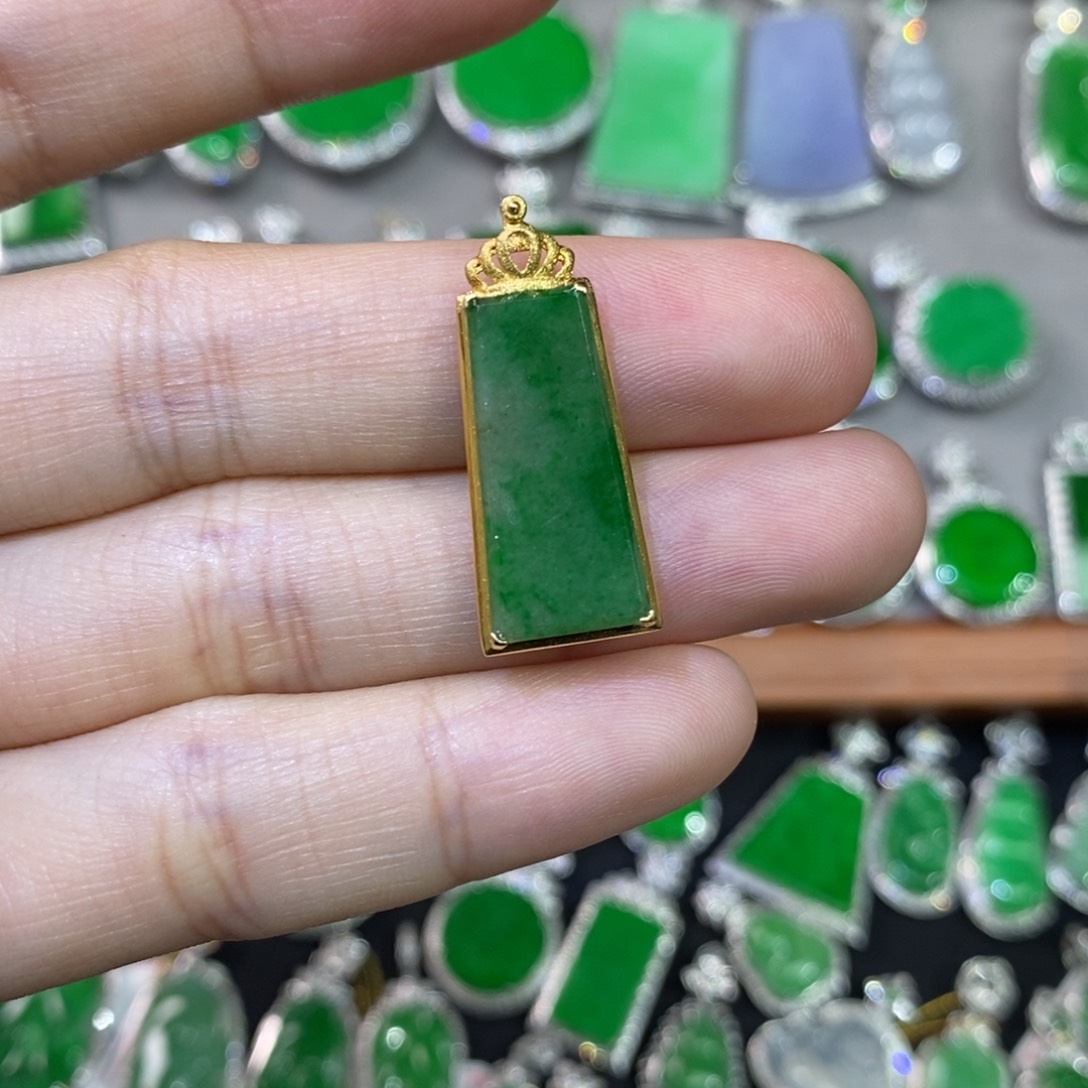 翡翠吊坠(不含链)18K金镶嵌清货价有小纹 不介意可以拍