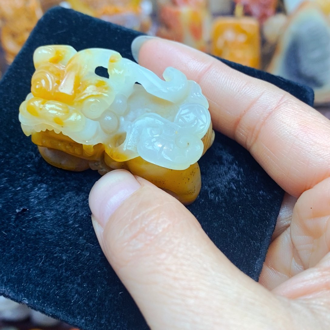 未镶嵌石英质玉（黄龙玉）颈饰