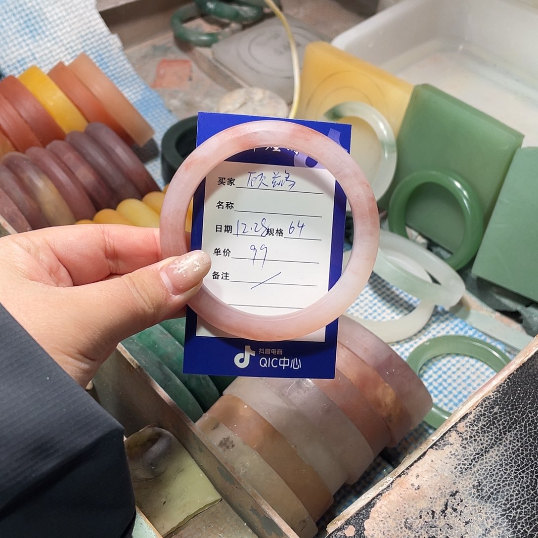 顾***鹚石英质玉未镶嵌手镯定制