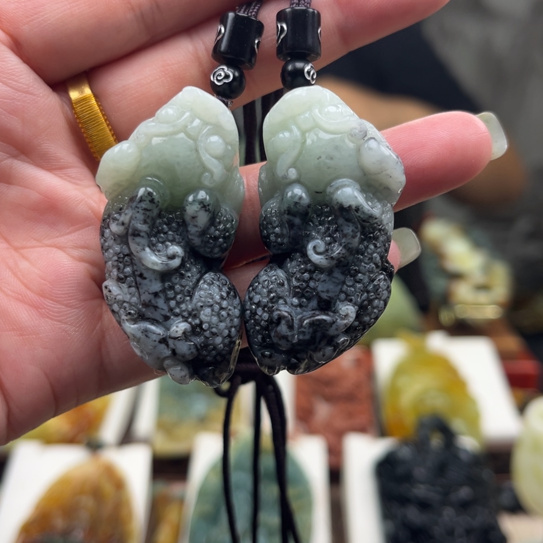 岫玉未镶嵌颈饰挂件