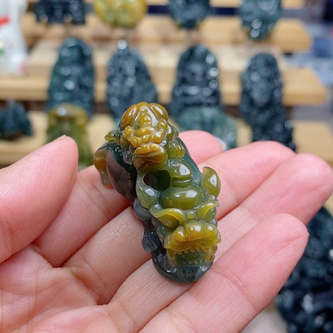 翡翠颈饰未镶嵌程*妮貔貅