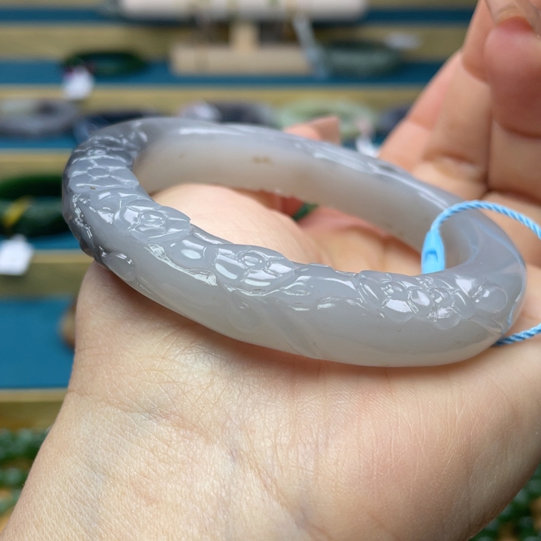 和田玉手镯58+圈口。编号66未镶嵌