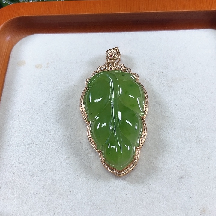 颈饰18K金镶嵌和田玉（碧玉）