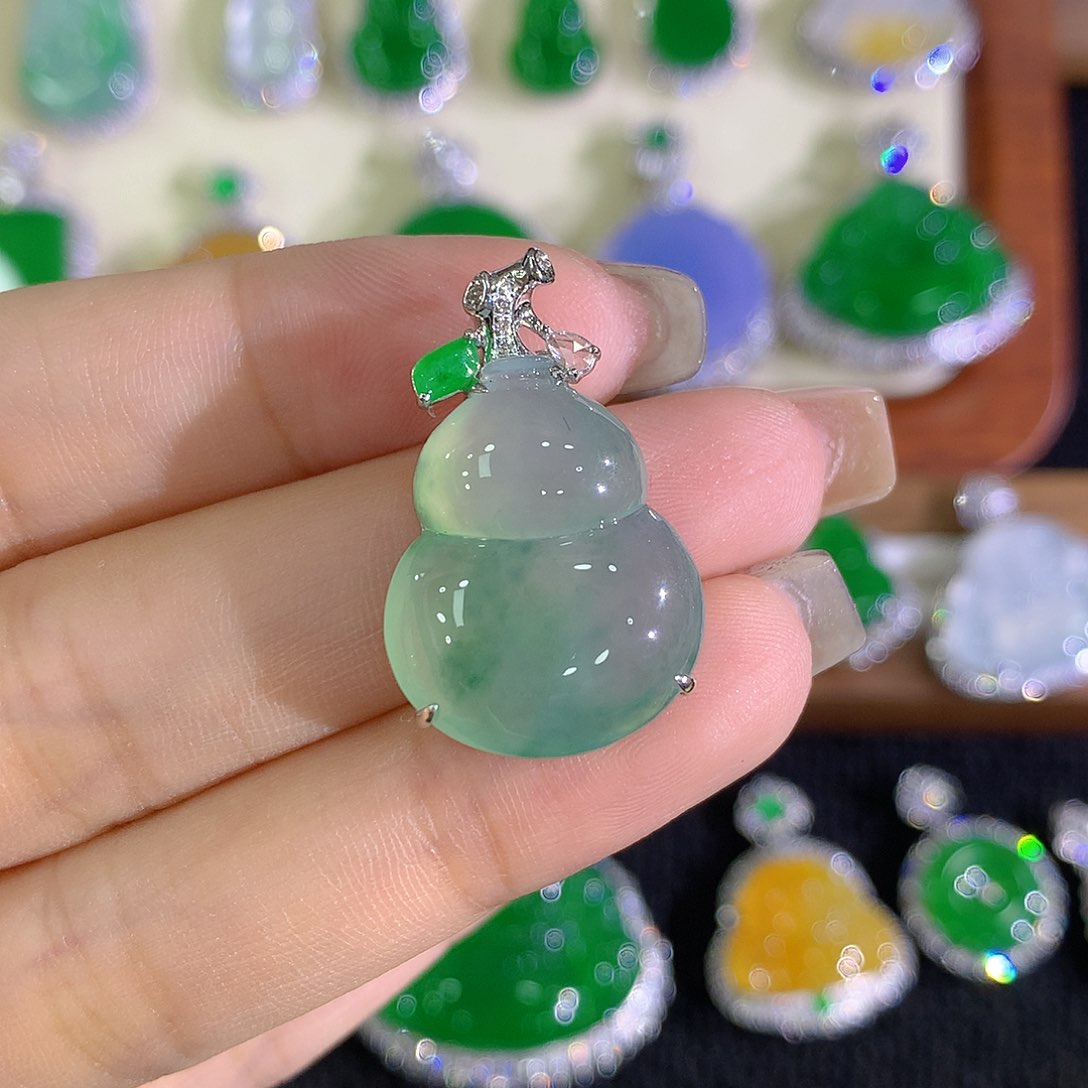 颈饰18K金镶嵌翡翠葫芦