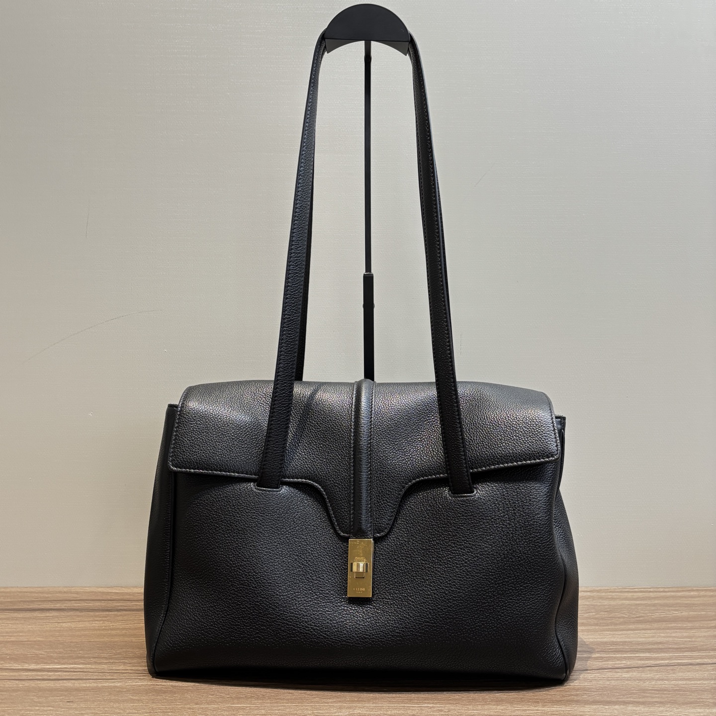 95新 Celine/思琳 黑色金扣soft16中号单肩手提包 08092