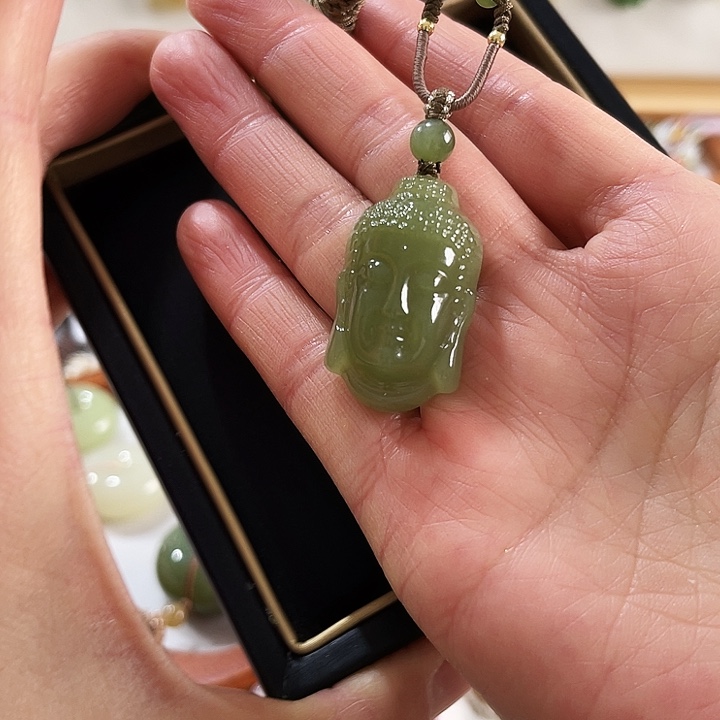 敖***吒和田玉未镶嵌颈饰