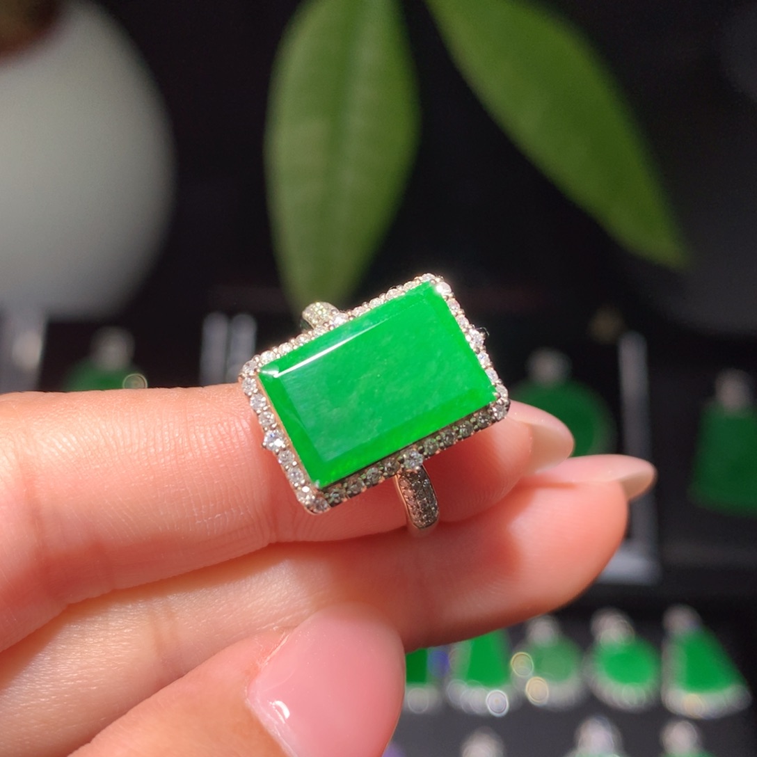 翡翠18K金镶嵌颈饰翡翠