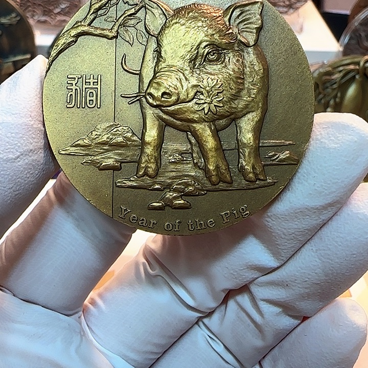 其他普通金属生肖猪铜章一枚册子
