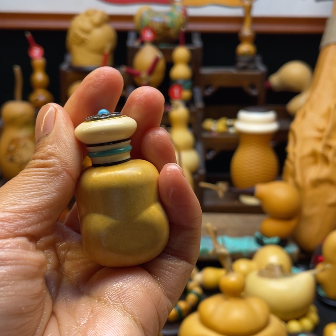 葫*葫芦等多种颜色的花鸟图案组成