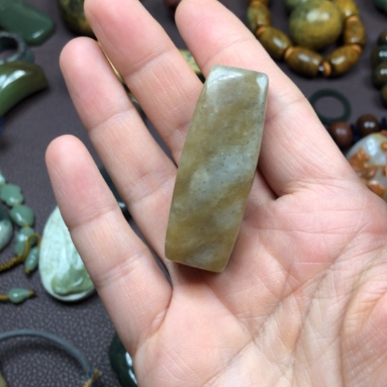 岫岩河磨玉（透闪石质玉）颈饰未镶嵌