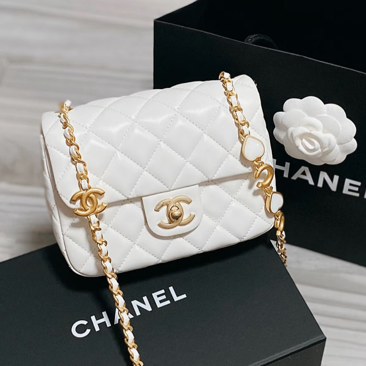 95新 Chanel/香奈儿 多多奢品/香奈儿22k白金爱心珐琅斜挎包/98新