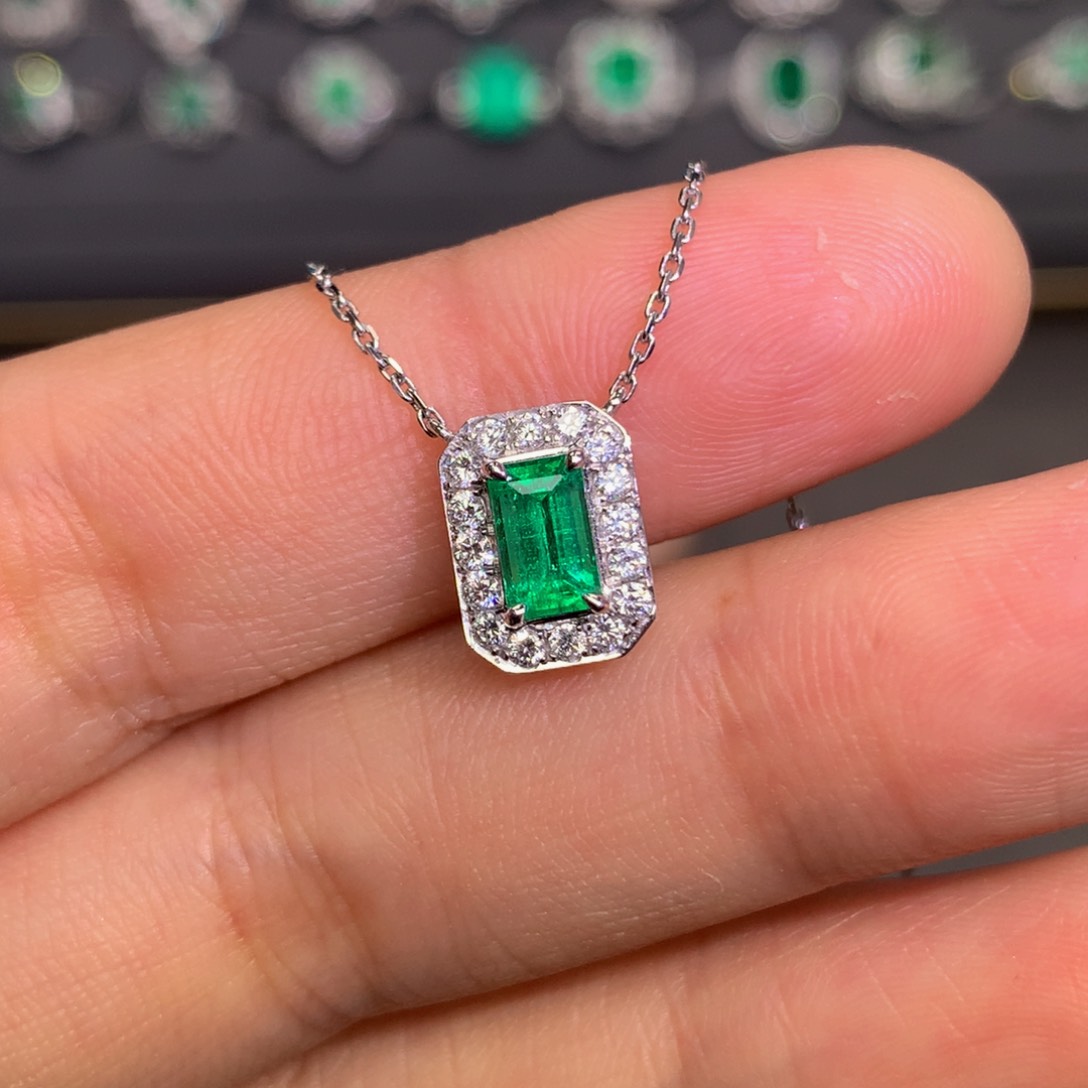 祖母绿颈饰18K金镶嵌