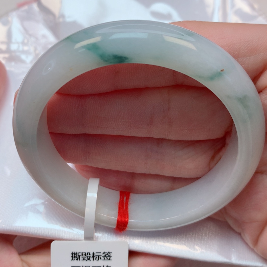 翡翠手镯未镶嵌55圈 白底飘绿花
