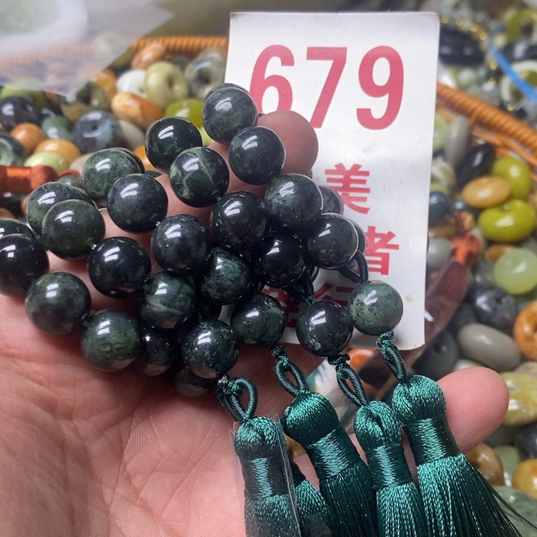 蛇纹石玉挂坠未镶嵌