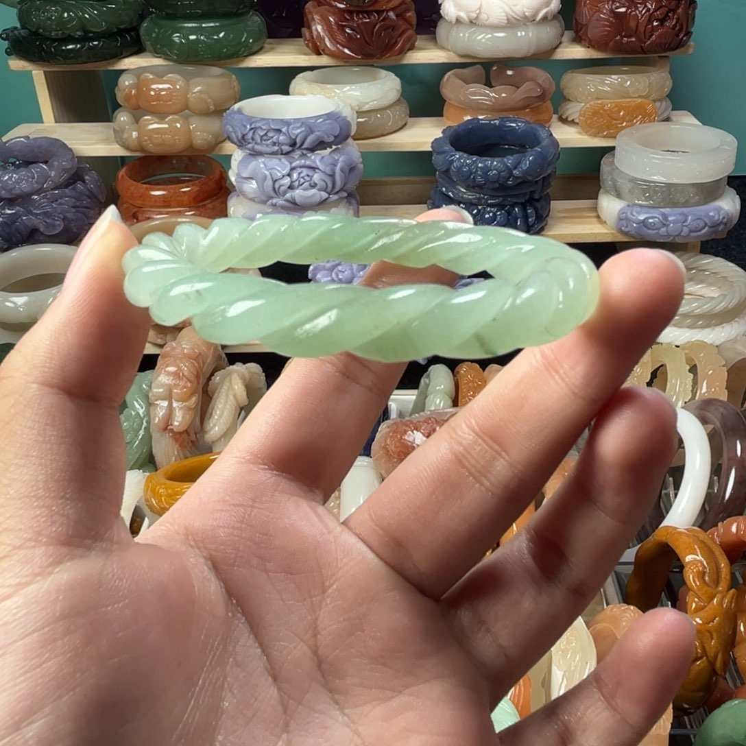 石英质玉未镶嵌雕花手镯