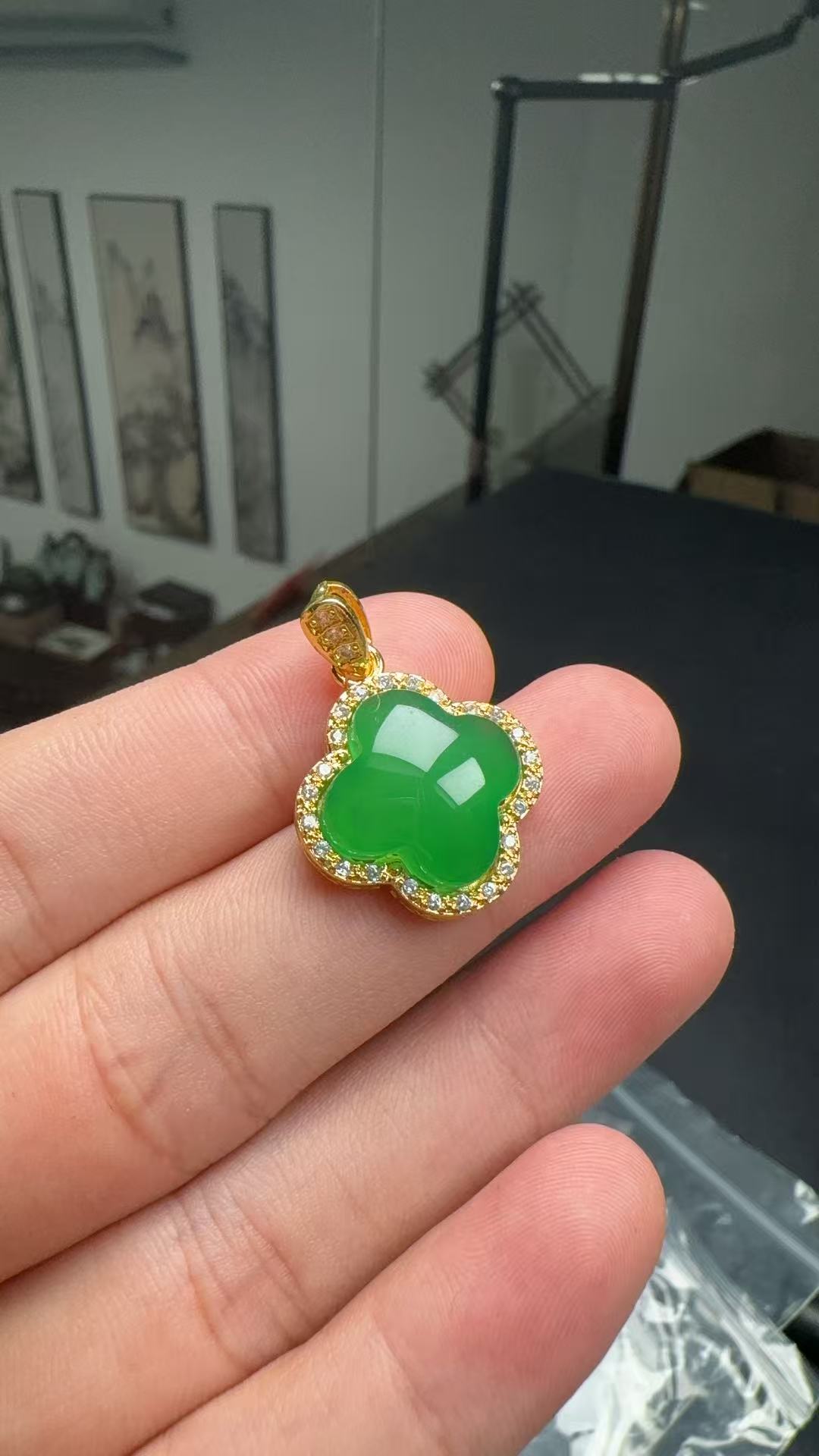 玉髓四叶草时尚吊坠