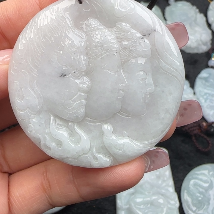 翡翠挂件未镶嵌一念之间