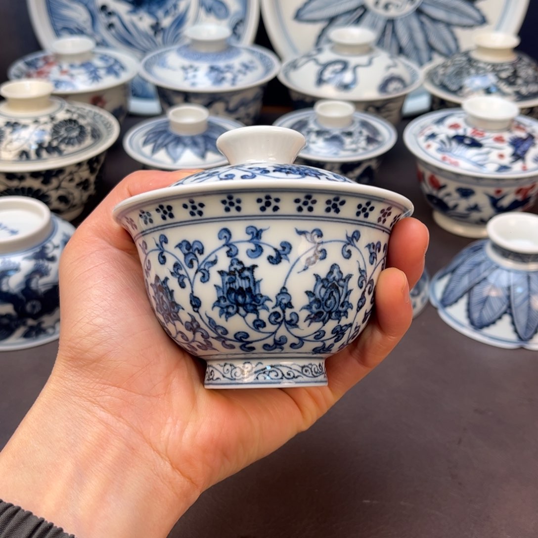 景德镇青花缠枝莲盖碗