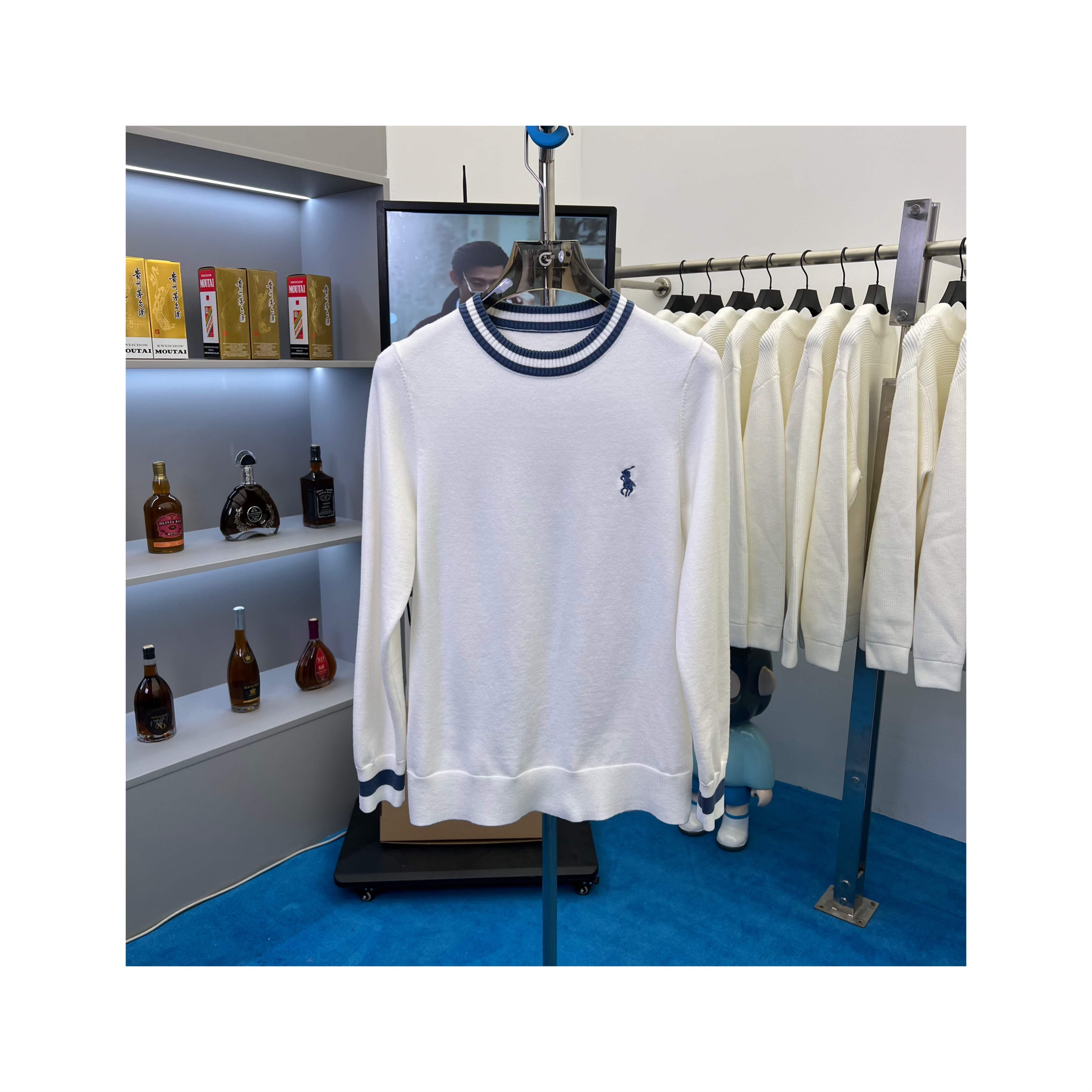 【正常发货】品牌冬季可穿代尔夫特蓝白拼接圆领高品质抗起球针织衫