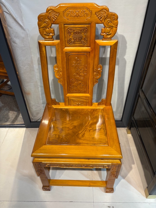 楠木餐桌象头椅子