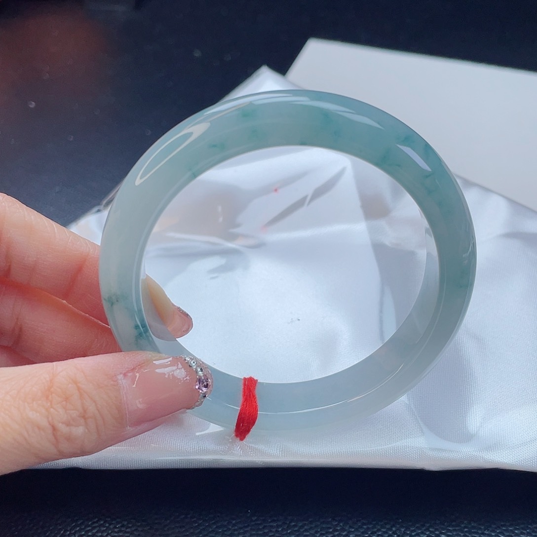 翡翠手镯未镶嵌翡翠